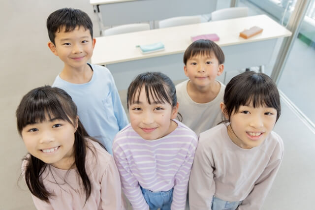 小学生のグループ