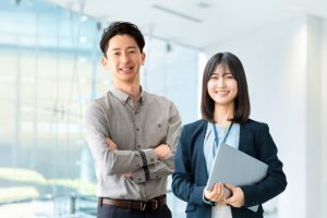 ビジネスシーンの男女
